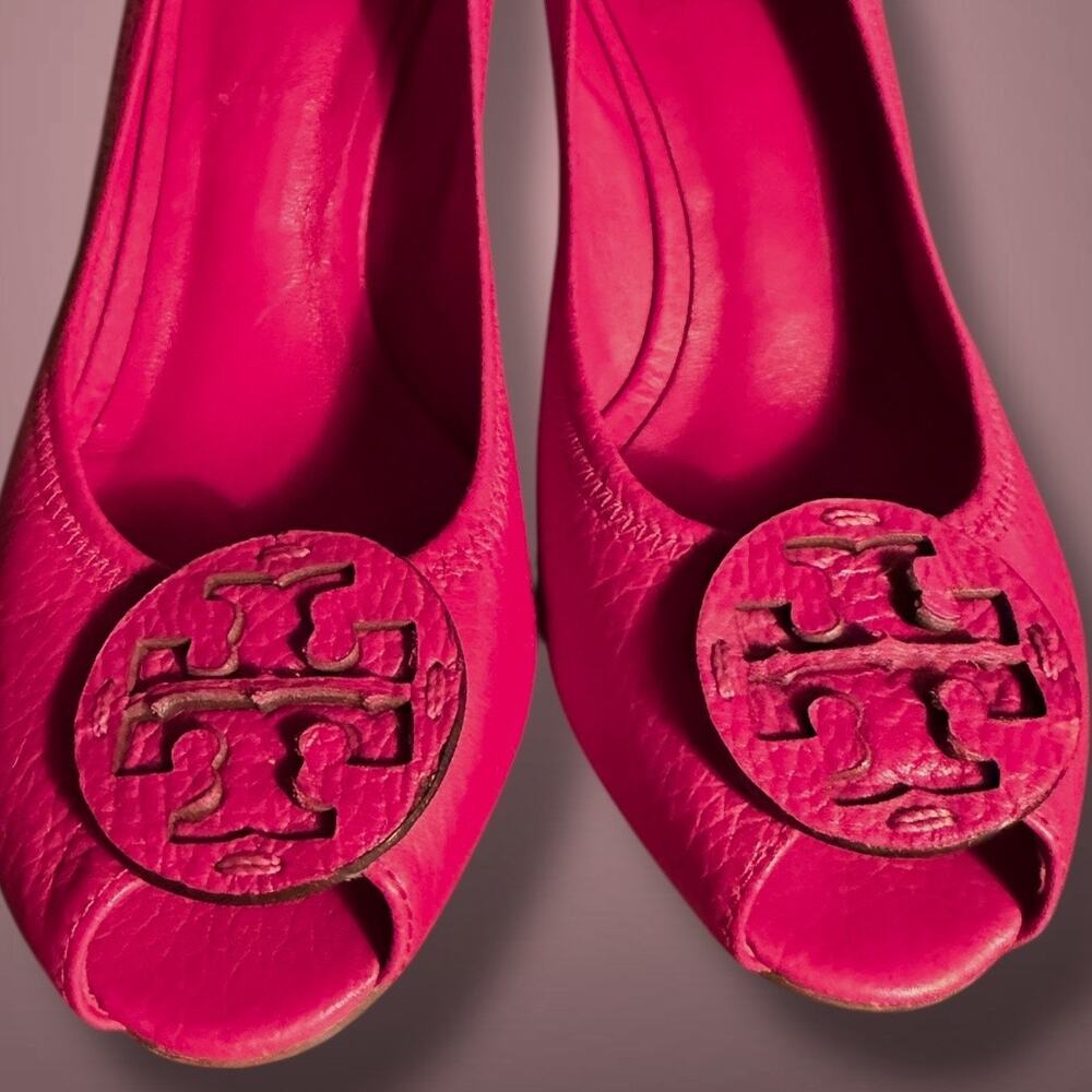 Size 8 TORY BURCH Sally Peep Toe Pink Tumbled Leather Wedge Leather Logo Detail - Picture 9 of 13